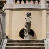 Quest�ultimo, dopo aver incontrato un statua raffigurante un putto...